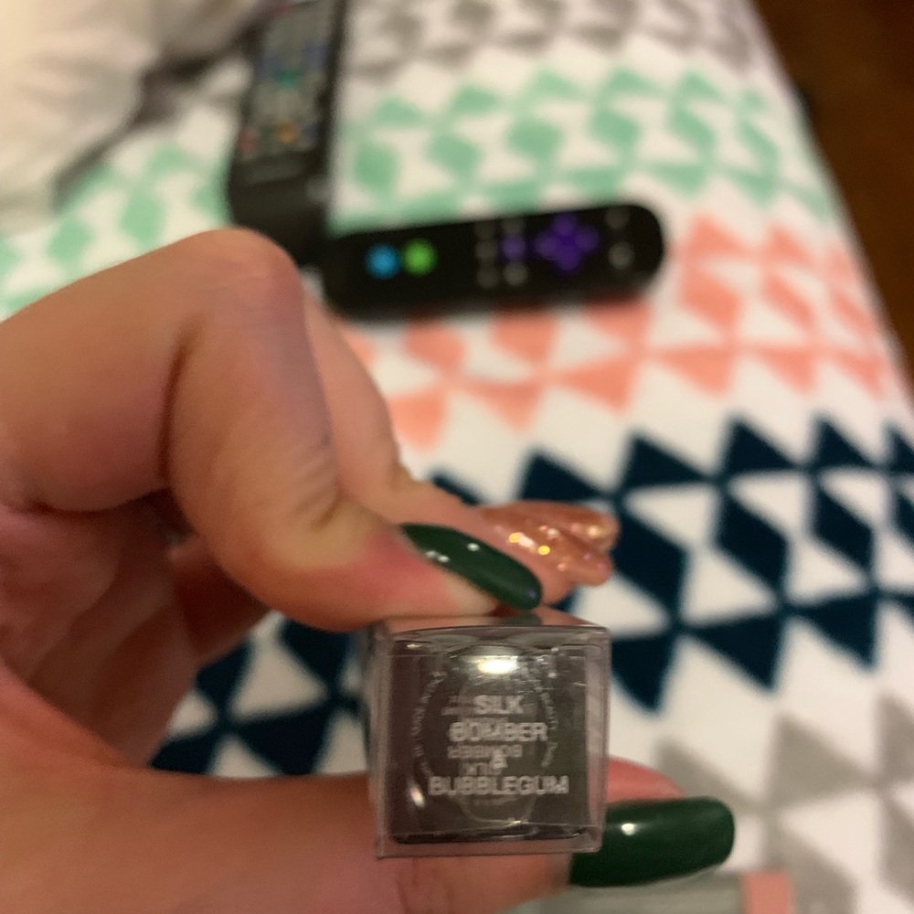 Liquid eye shadow